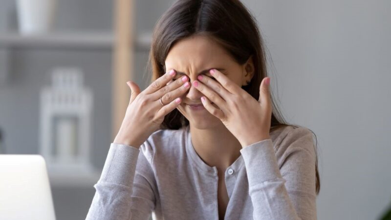 mulher coçando os olhos
