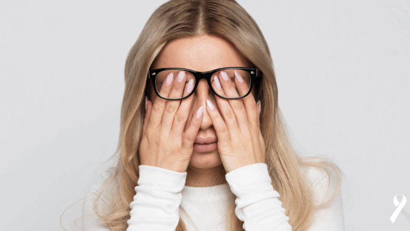 mulher tapando os olhos com as duas mãos