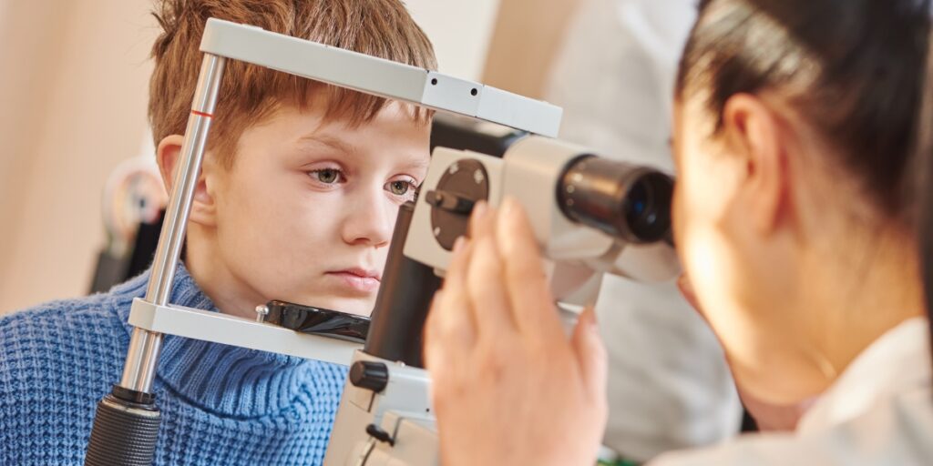 A importância das consultas oftalmológicas regulares para crianças 